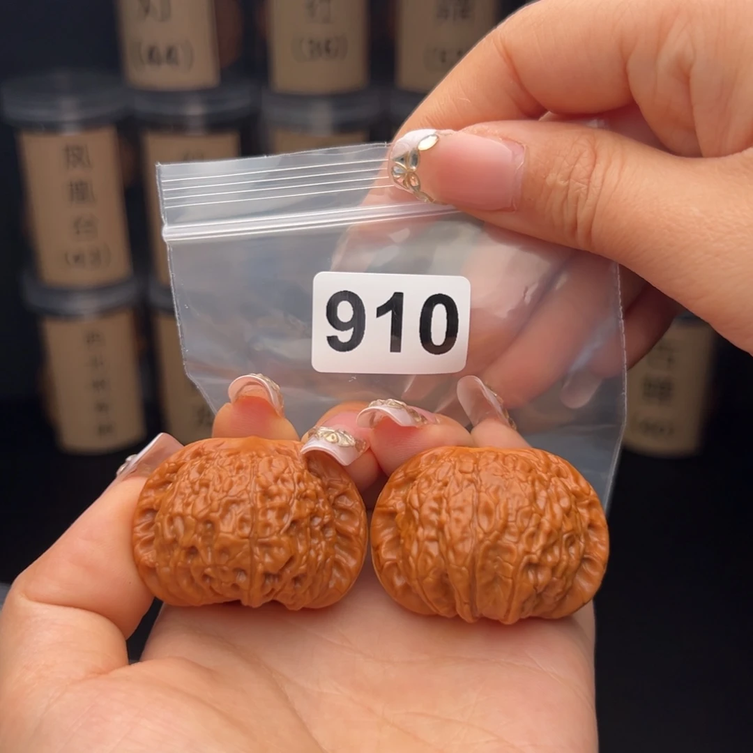 文玩核桃吊坠血麒麟41