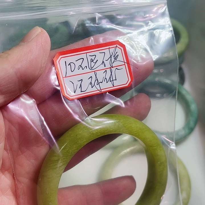 汪***球蛇纹石玉合金手镯