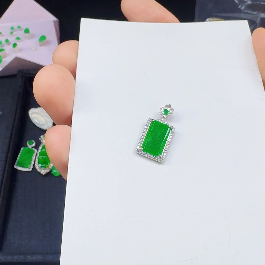 翡翠未镶嵌颈饰一件