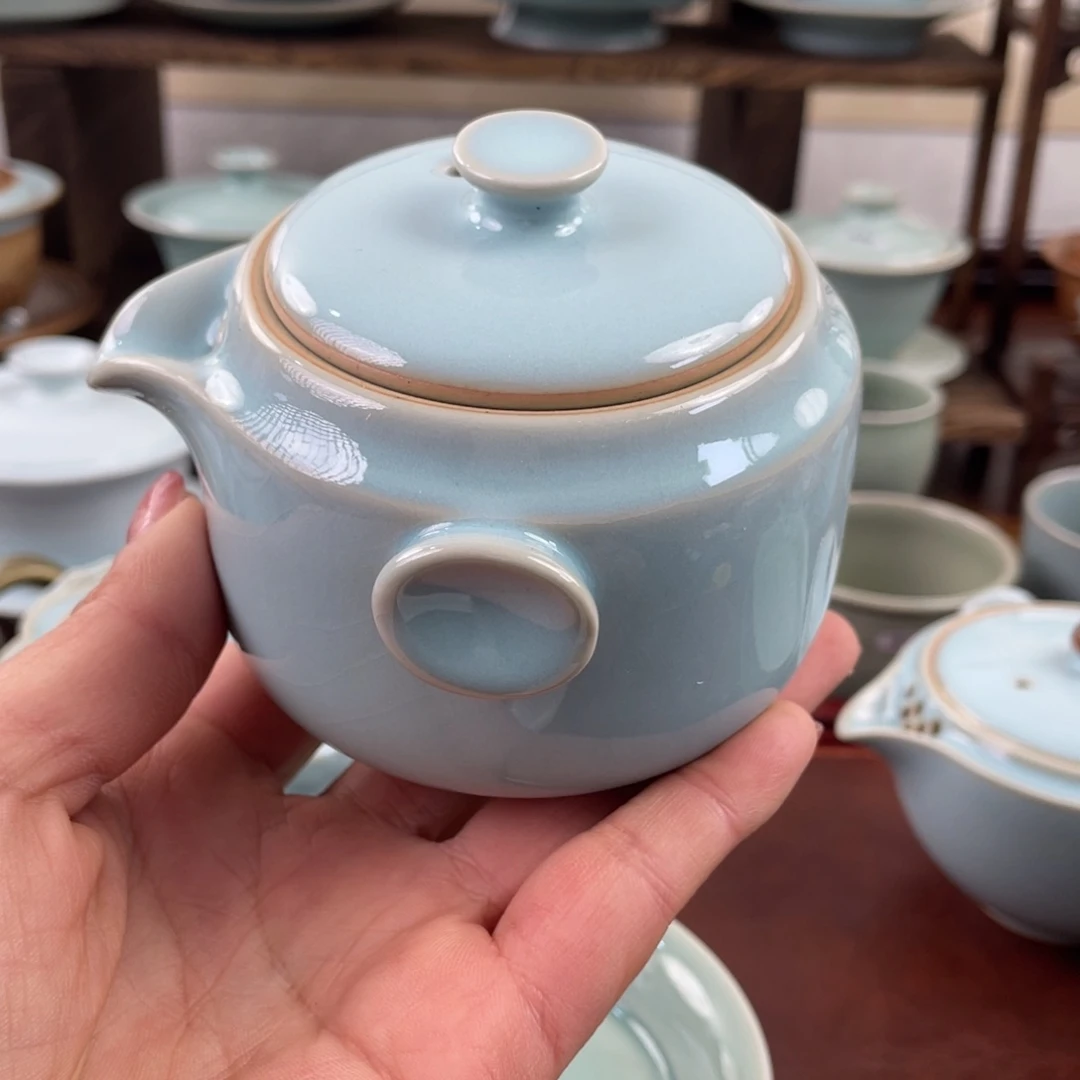 微瑕手抓壶……………………m