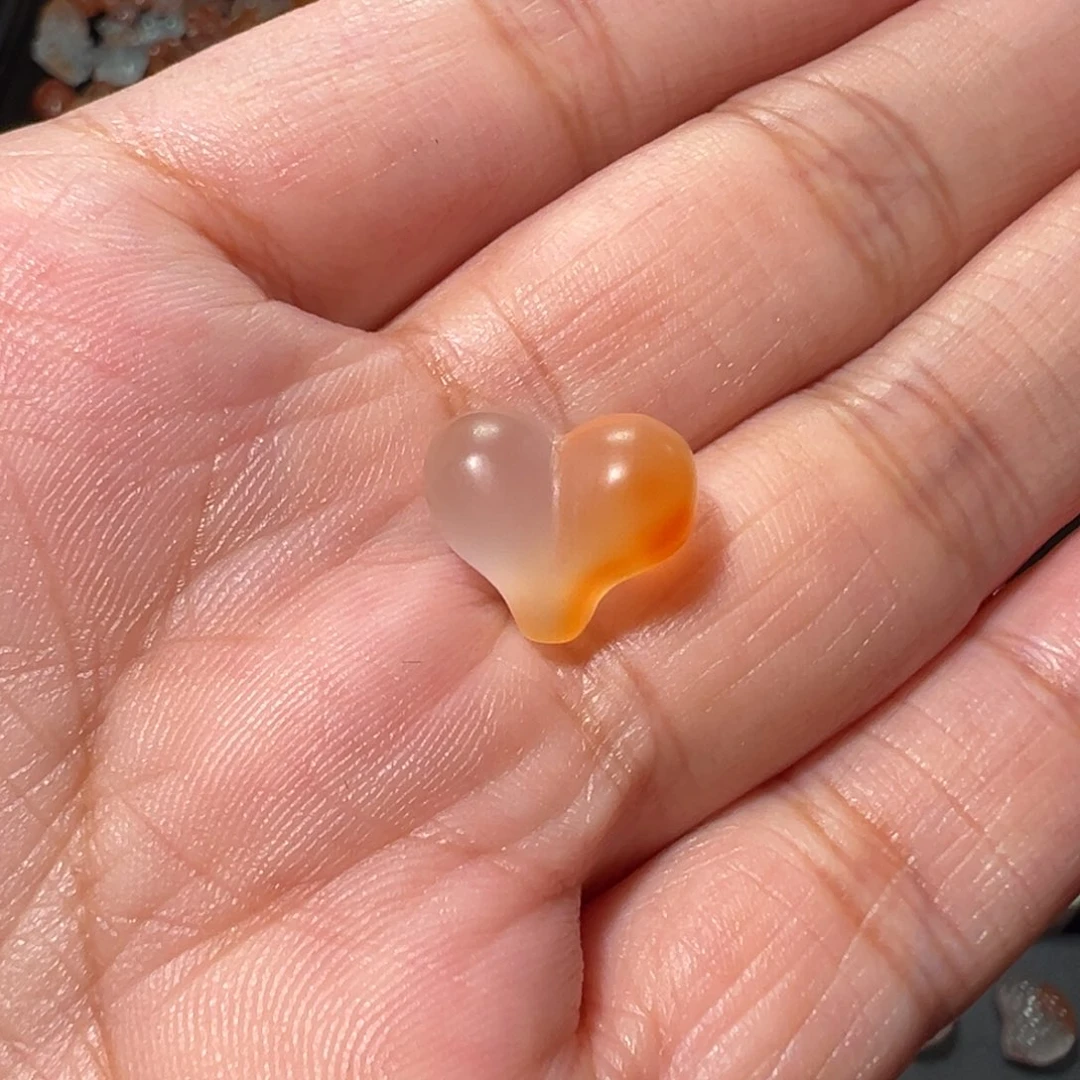 南红玛瑙冰飘未镶嵌屁桃心1