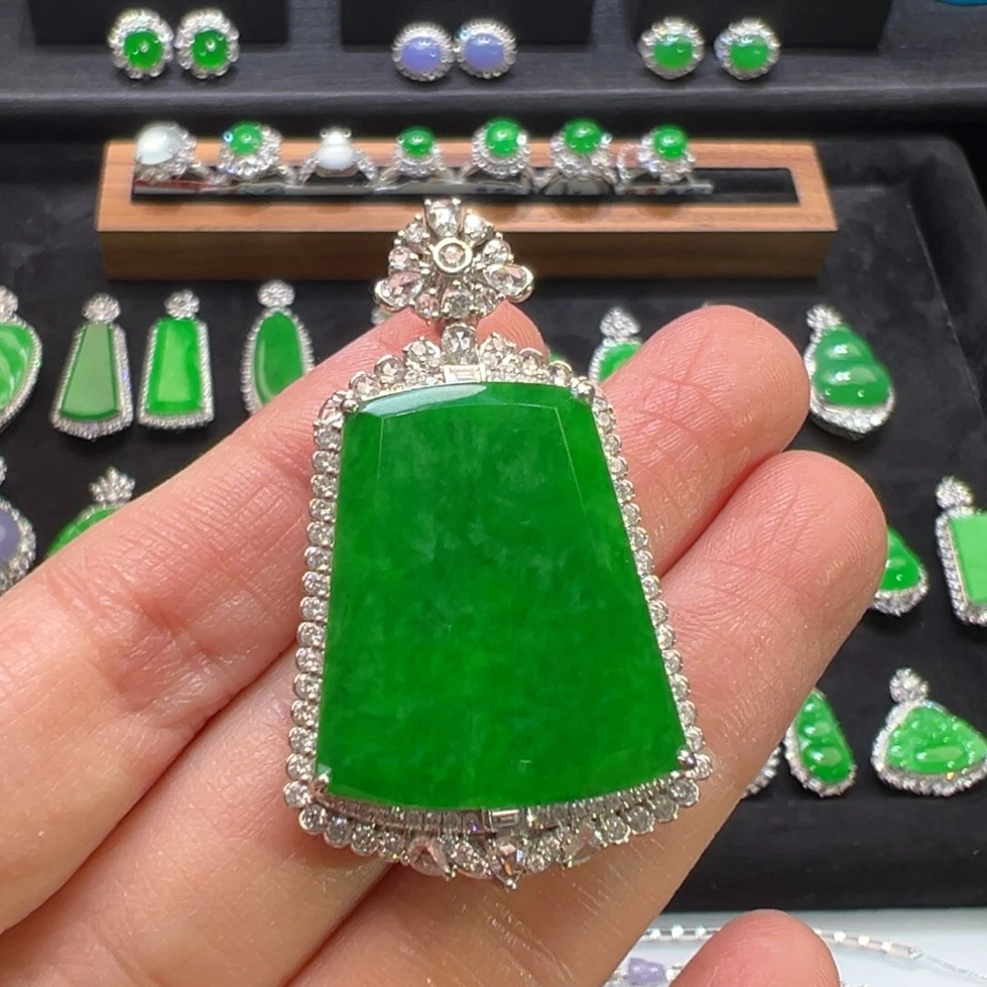 凌****翡翠18K金镶嵌颈饰收到货48小时鉴赏期