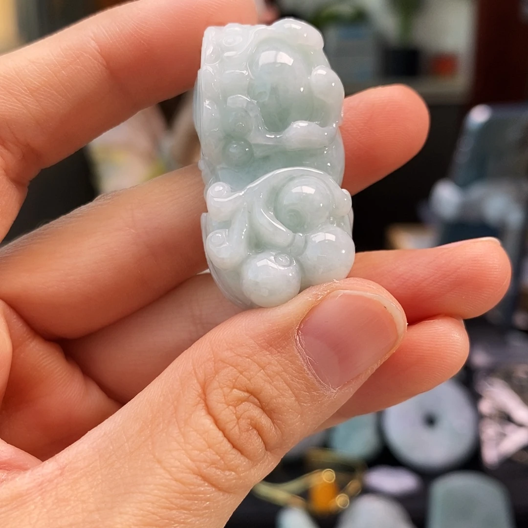 翡翠未镶嵌颈饰貔貅