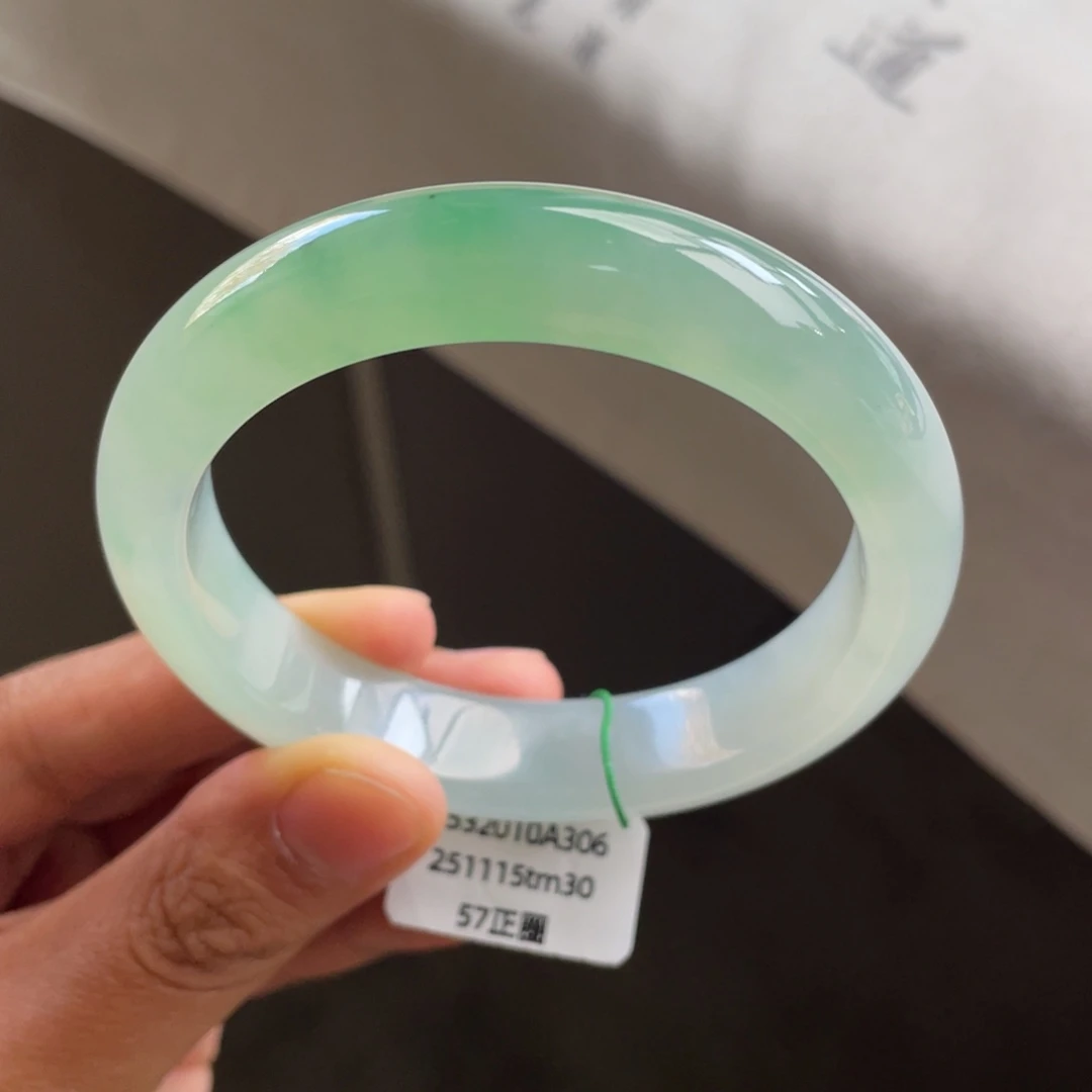 翡翠未镶嵌手镯冰绿手镯【强推】有种有色