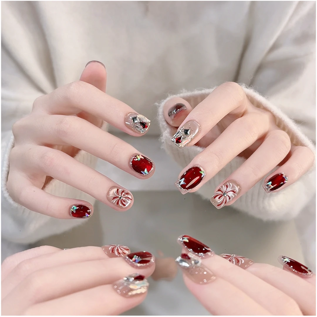 【告白烟-花限定】酒红碎钻草莓穿戴甲 节日氛围感显白美甲