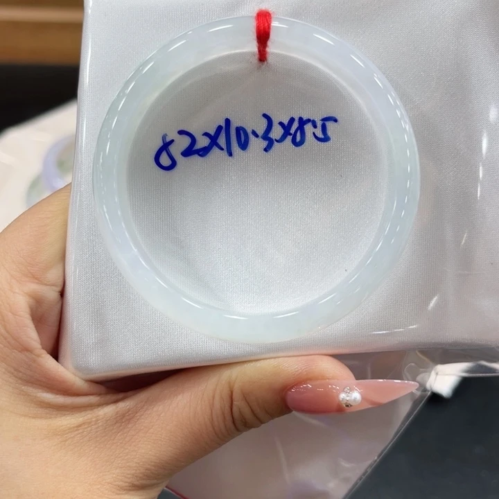 翡翠手镯未镶嵌翡翠