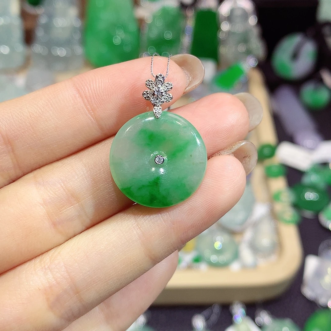 翡翠18K金镶嵌颈饰扣