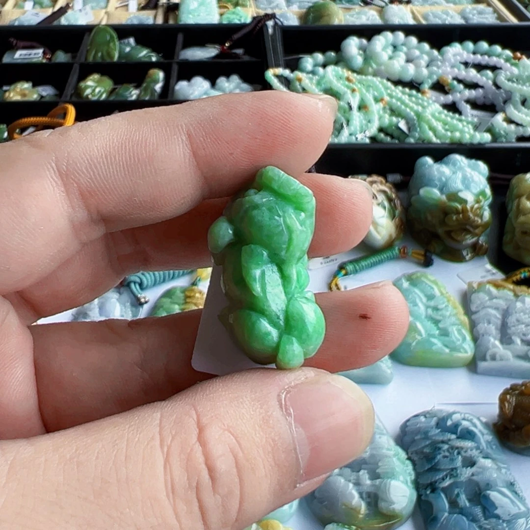 翡翠未镶嵌颈饰挂件