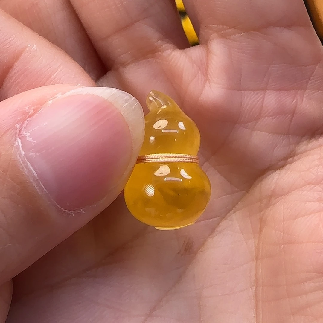 琥珀未镶嵌珠宝奇石一**月