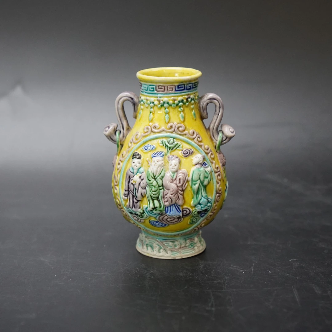Lot.25090045民国素三彩堆雕人物如意双耳尊 高：约10.9cm