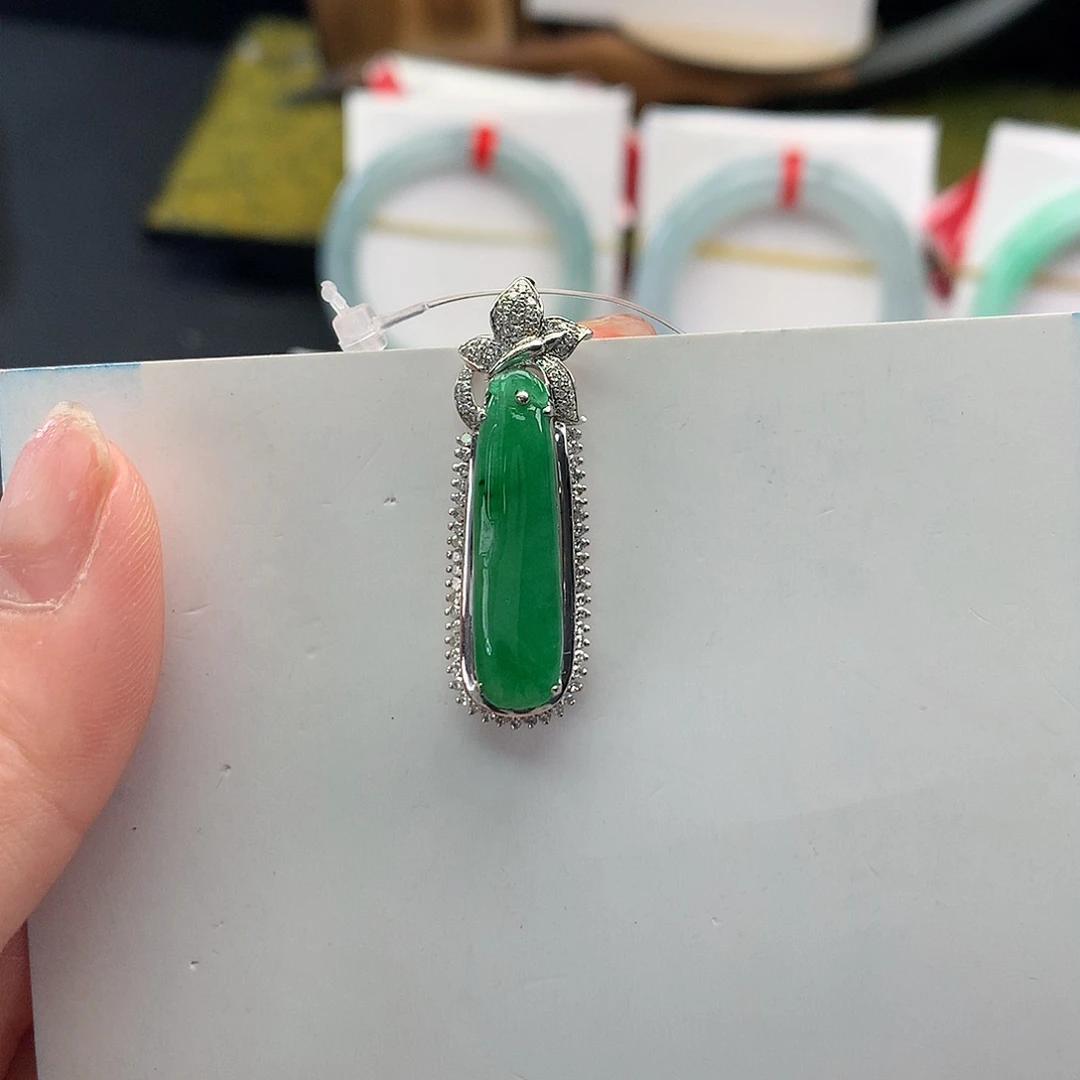 翡翠吊坠(不含链)18K金镶嵌福瓜