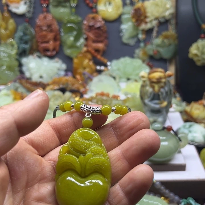 蛇纹石玉未镶嵌颈饰