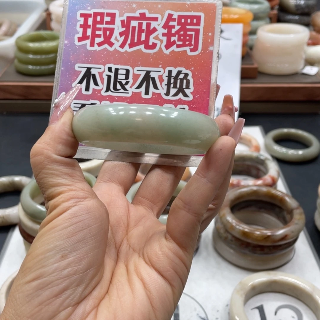 用***8石英质玉未镶嵌手镯