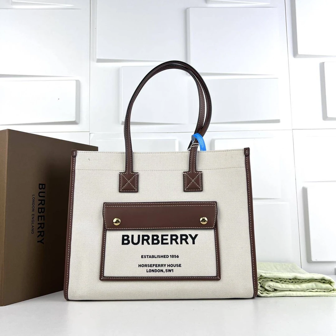 95新 BURBERRY/博柏利 丁丁专属 巴宝莉手提邮差 THYK004