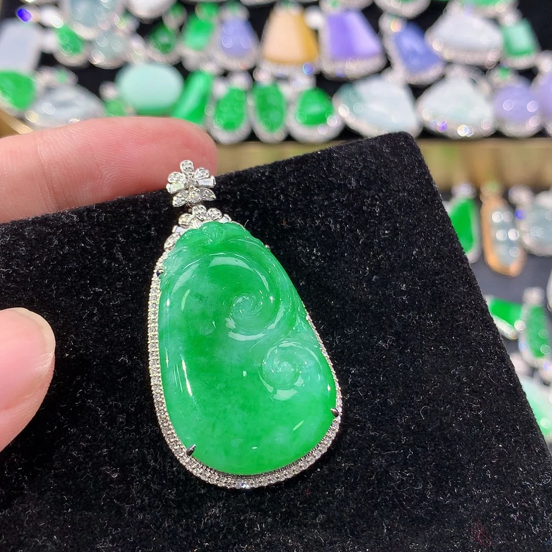 翡翠18K金镶嵌颈饰