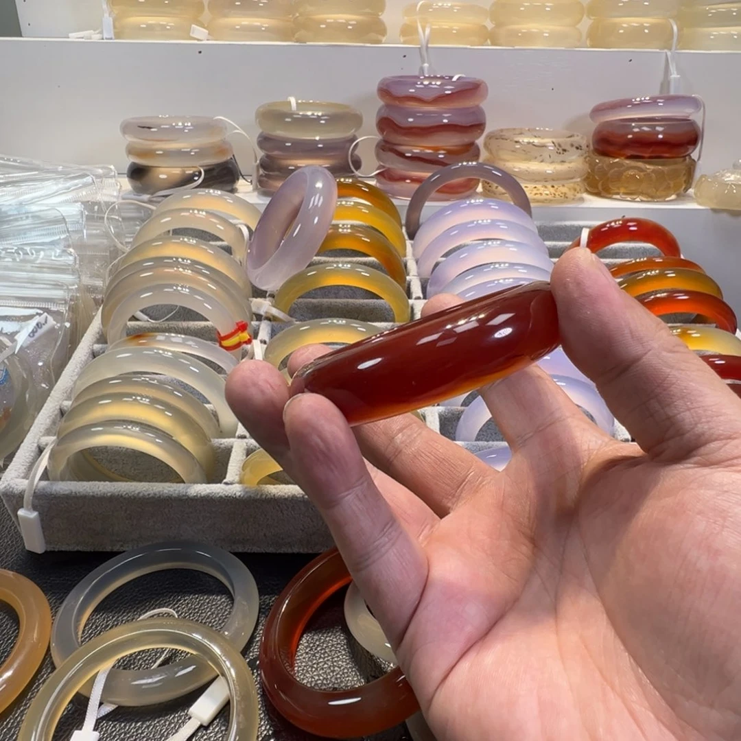 J***G玛瑙/玉髓未镶嵌手镯