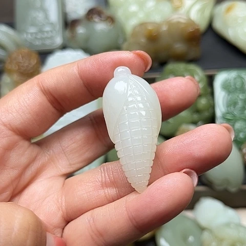 颈饰未镶嵌和田玉龍**人