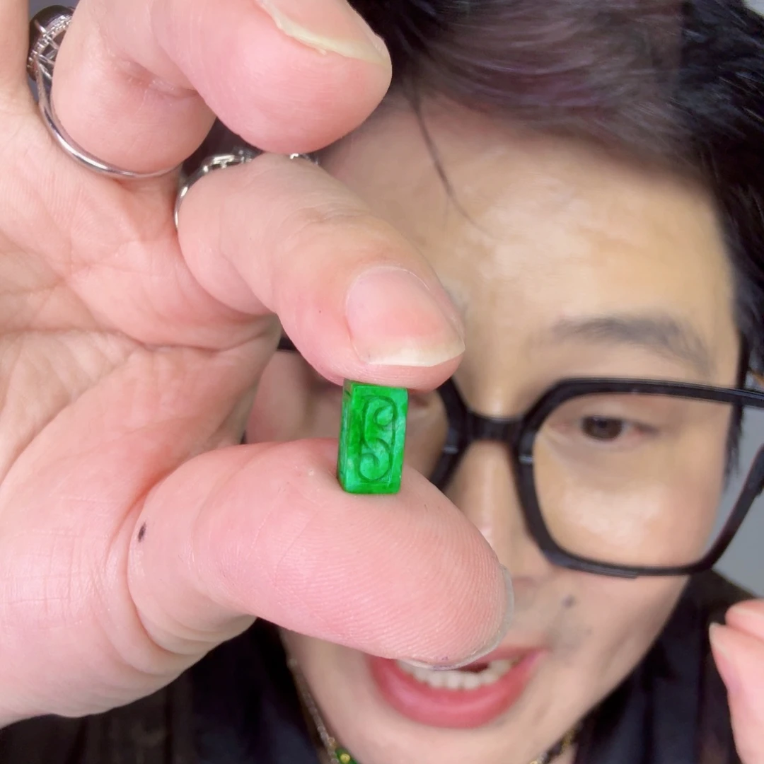 颈饰未镶嵌翡翠一件