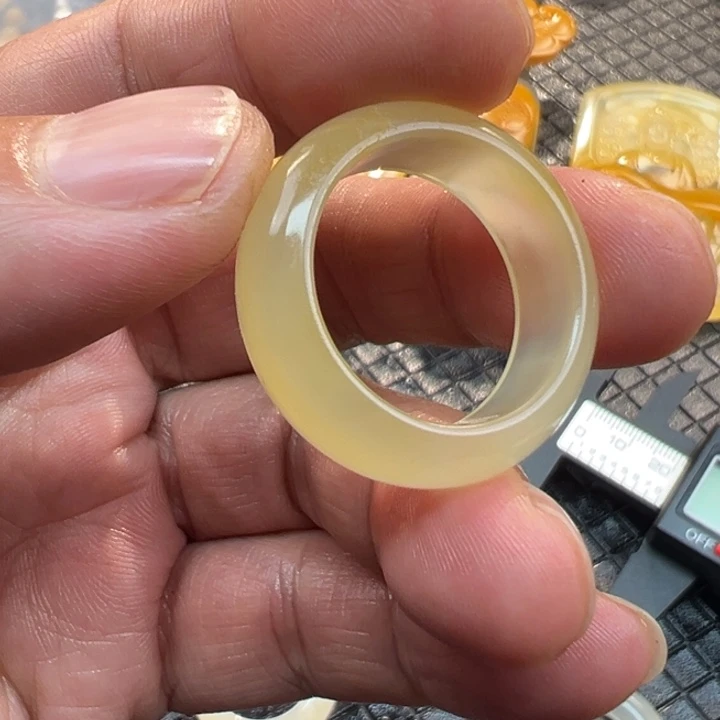 石英质玉（黄龙玉）颈饰未镶嵌祁