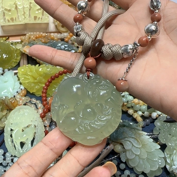 未镶嵌蛇纹石玉吊坠