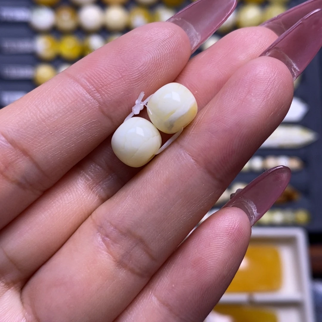 蜜蜡未镶嵌珠宝奇石浓白妖花老型9.3*8.3mm（微瑕）