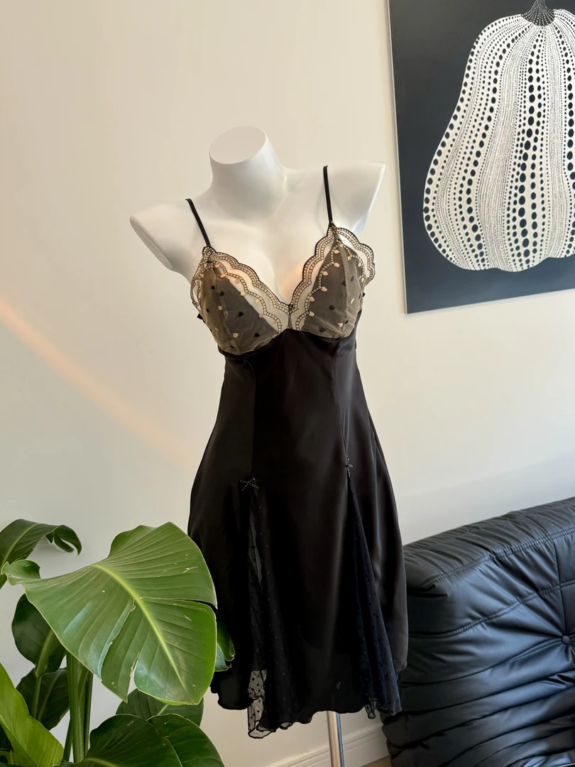 性感睡衣缎面蕾丝胸垫纯欲风拼接性感睡裙