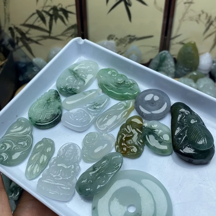 翡翠未镶嵌颈饰牌子一个