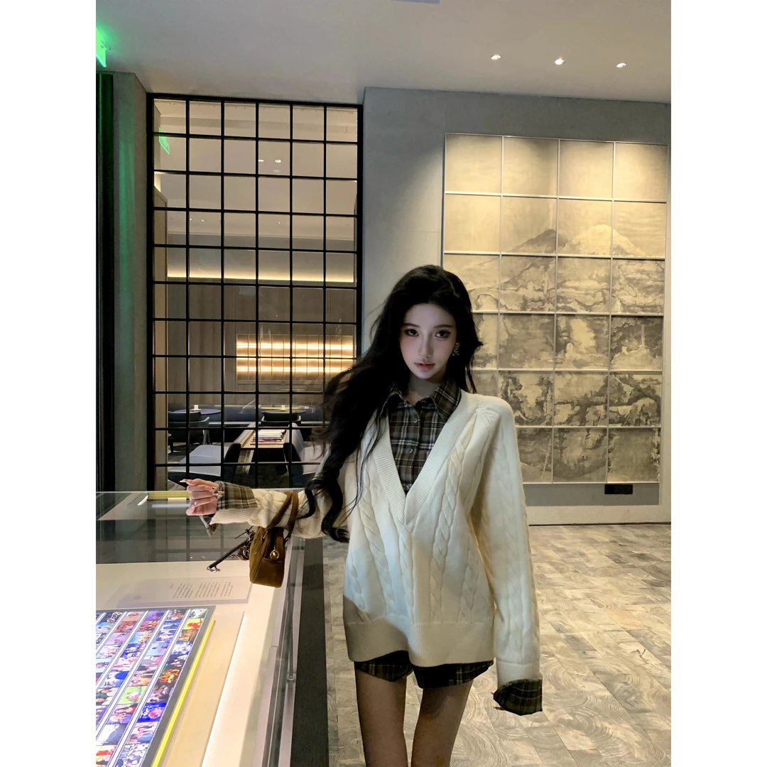 BarbChill【茉莉定向】大V领格纹假两件毛衣女冬miu系绞花编织上衣