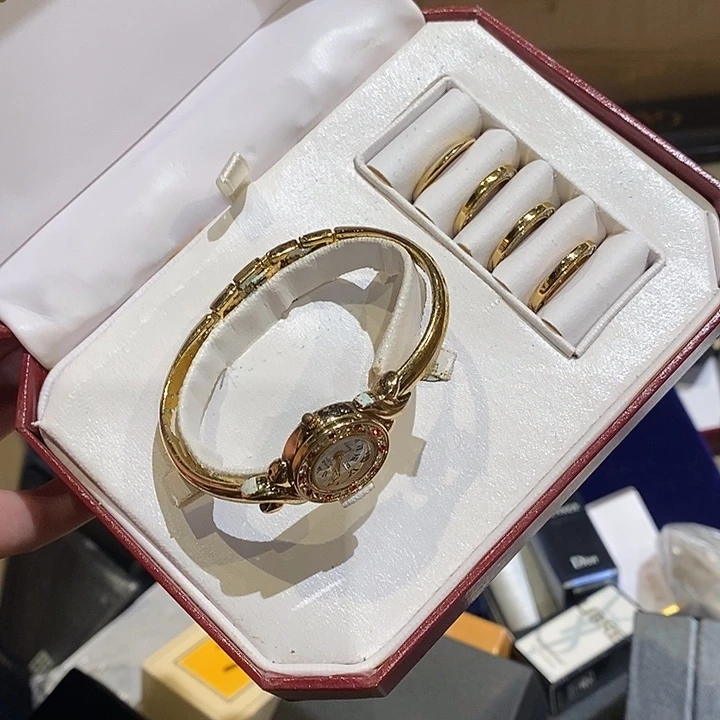 樱***花中古香水沐浴露持久留香