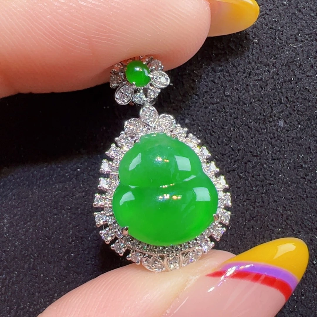 颈饰18K金镶嵌翡翠葫芦