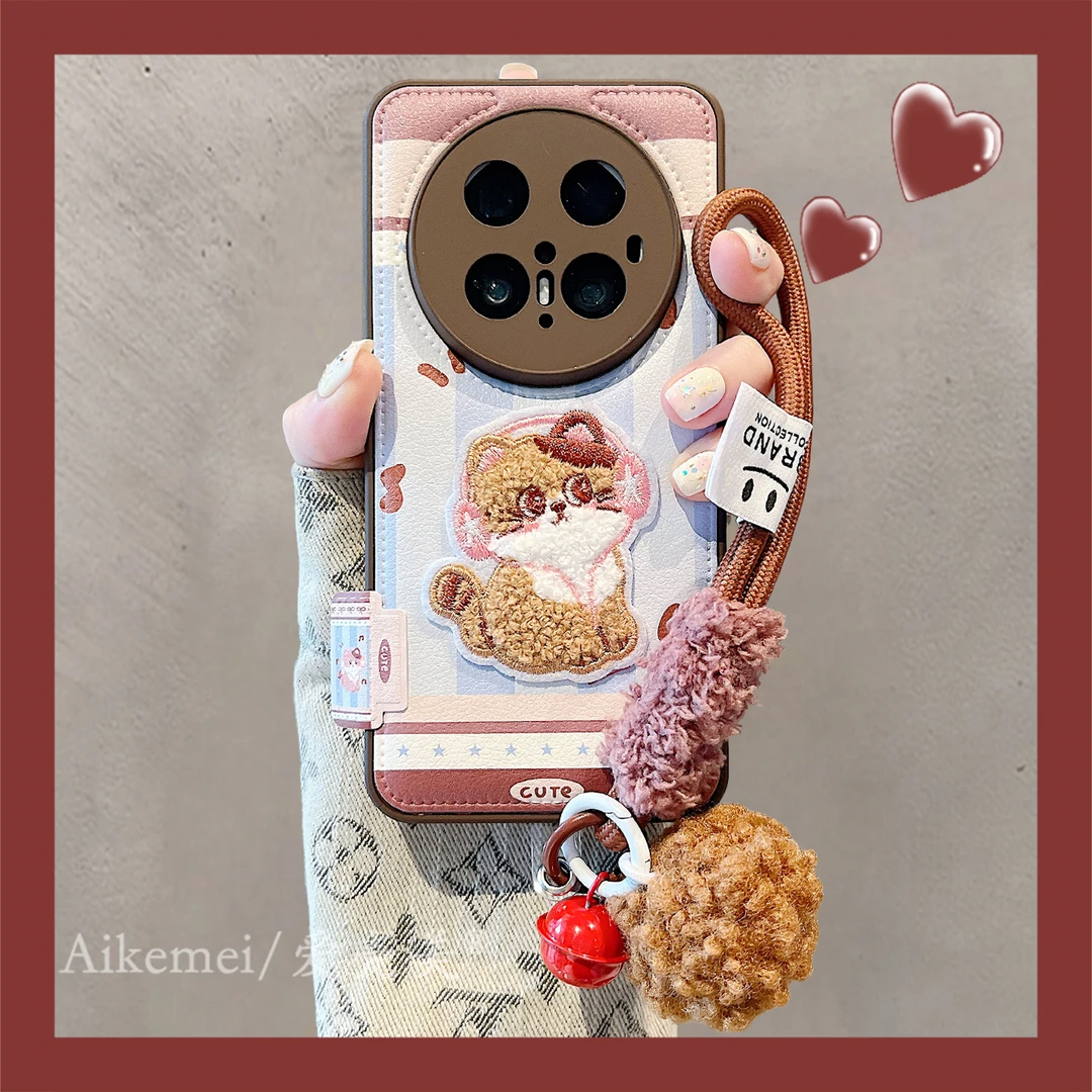 适用华为mate70pro+手机壳拼色皮质mate60pro+刺绣猫咪毛球手绳女