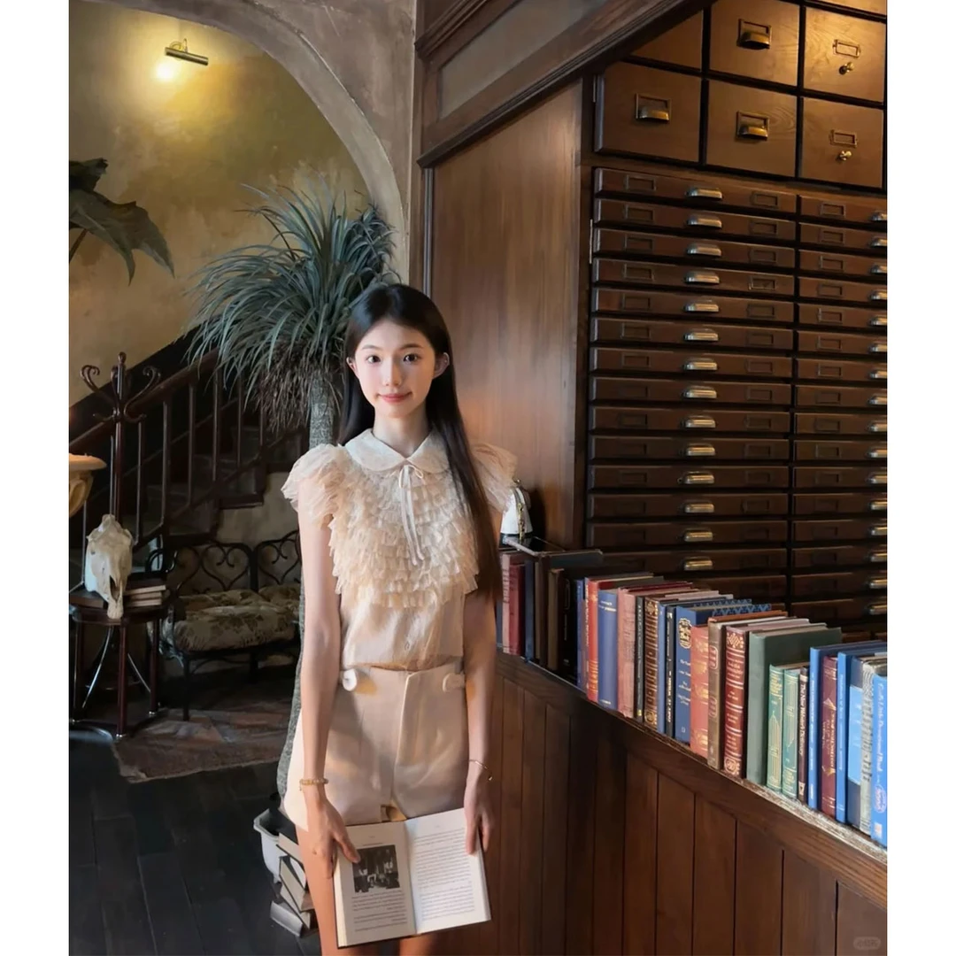 【雪松奈奈子】千层宫廷风蝴蝶结小翻领蕾丝衬衫女配高腰显瘦短裤女