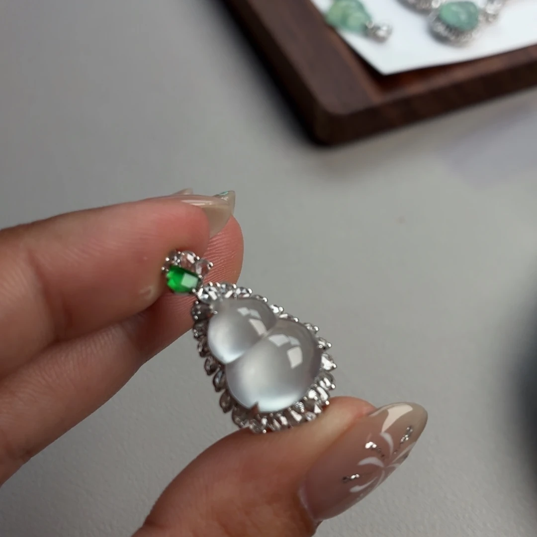 翡翠18K金镶嵌颈饰葫芦