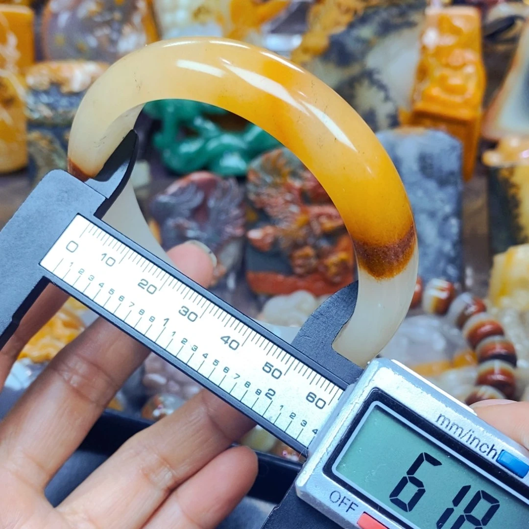 未镶嵌石英质玉（黄龙玉）颈饰