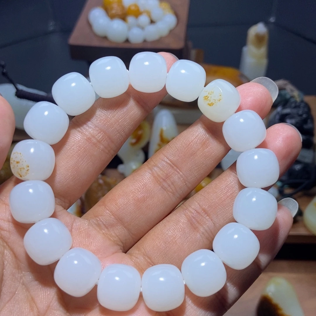 谷***山颈饰未镶嵌和田玉