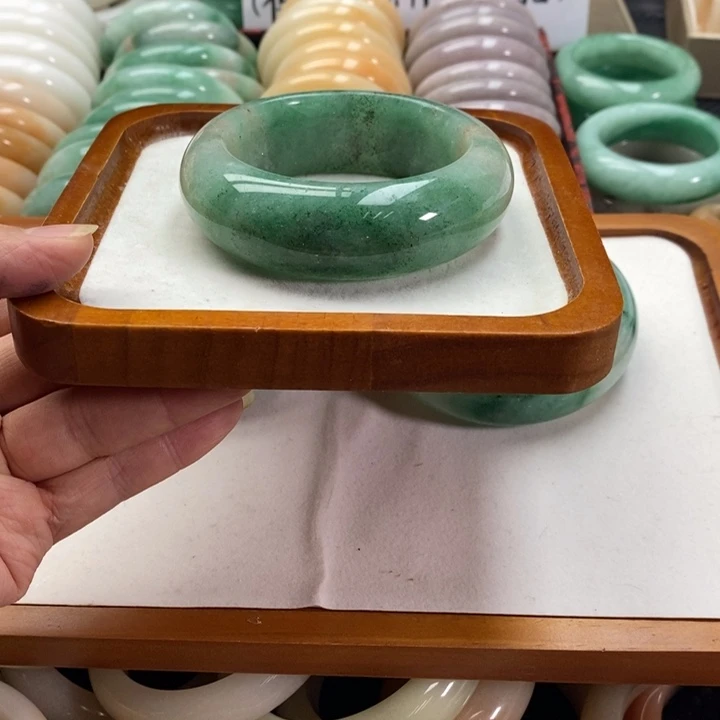 @***娇石英质玉未镶嵌手镯