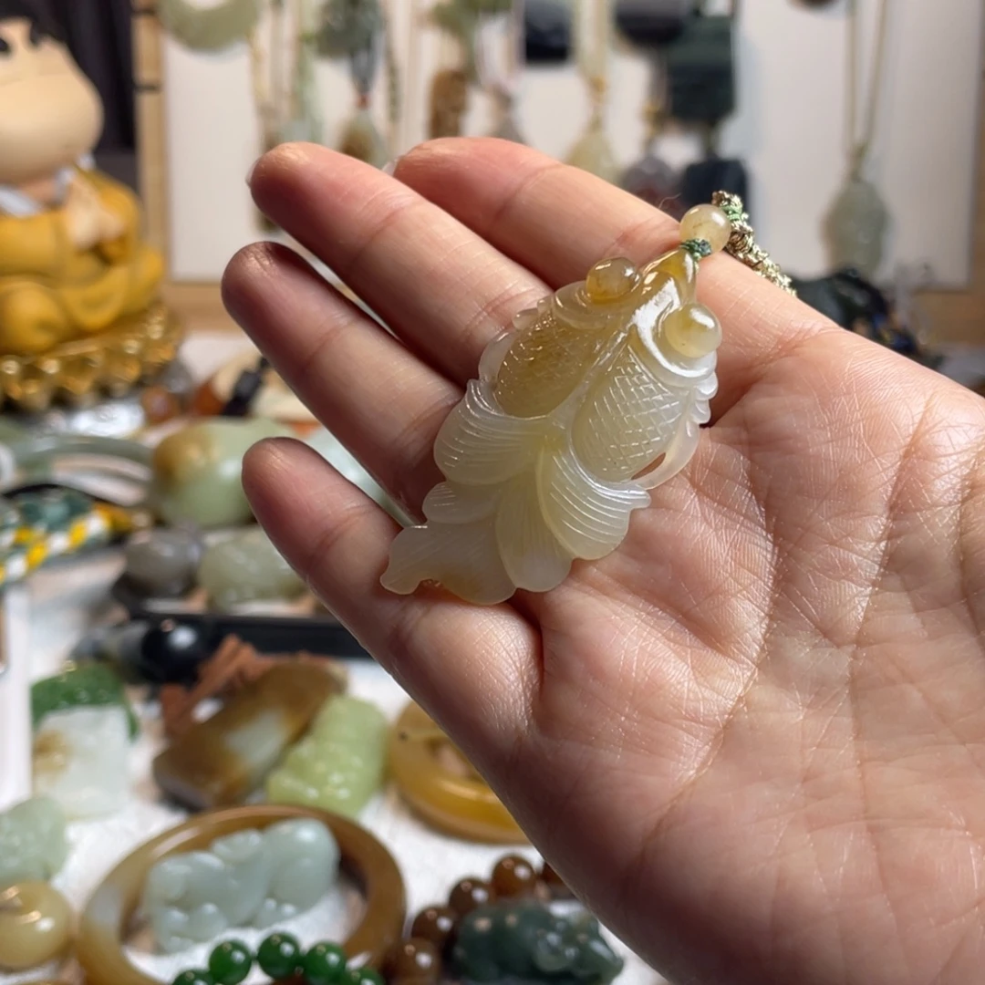 和田玉未镶嵌颈饰糖鱼