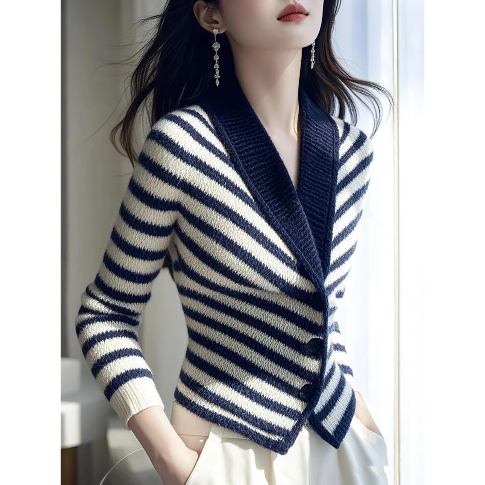 今年流行独特漂亮蓝色条纹内搭秋冬可外穿慵懒高级感针织开衫