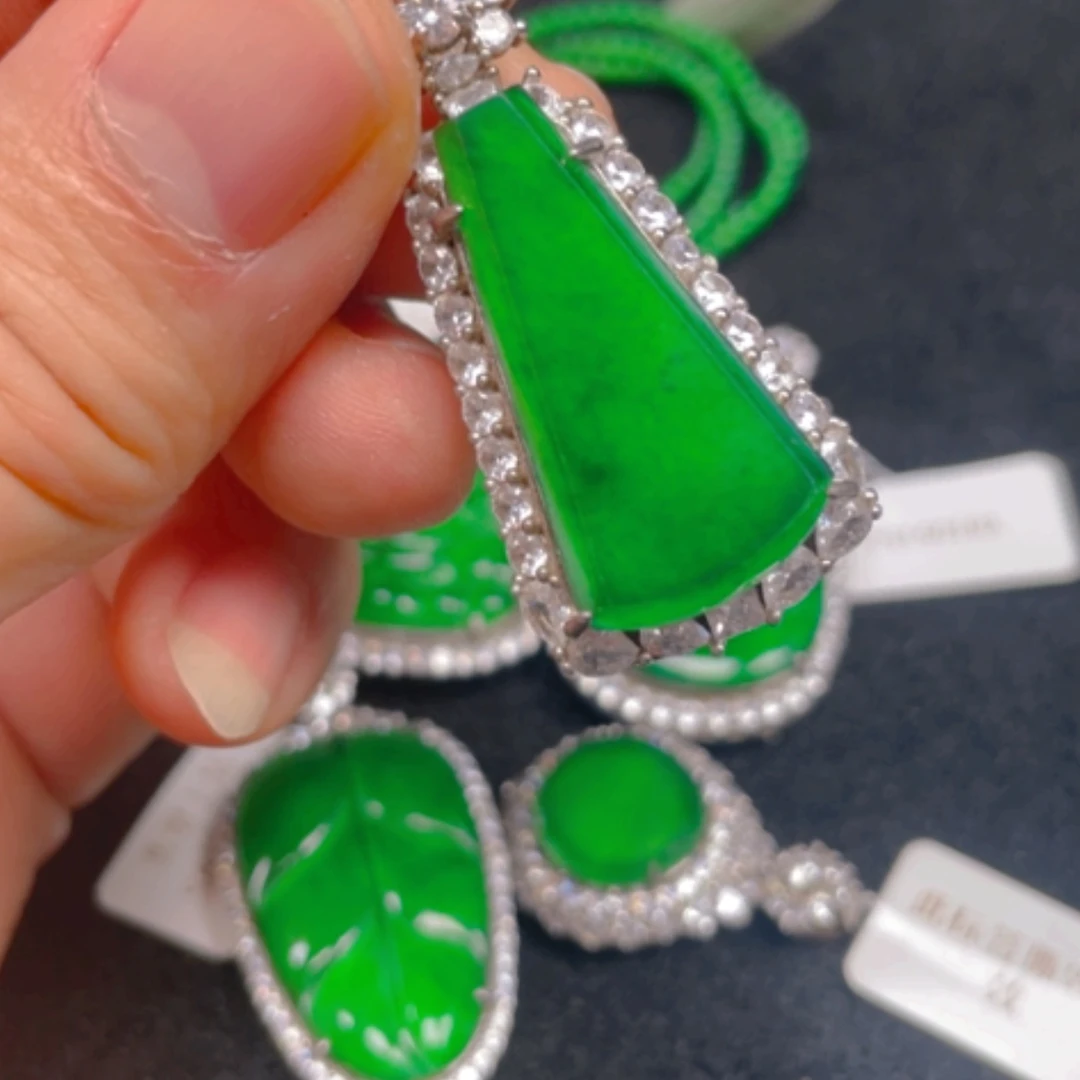 【闪购商品】颈饰银S925镶嵌翡翠吊坠