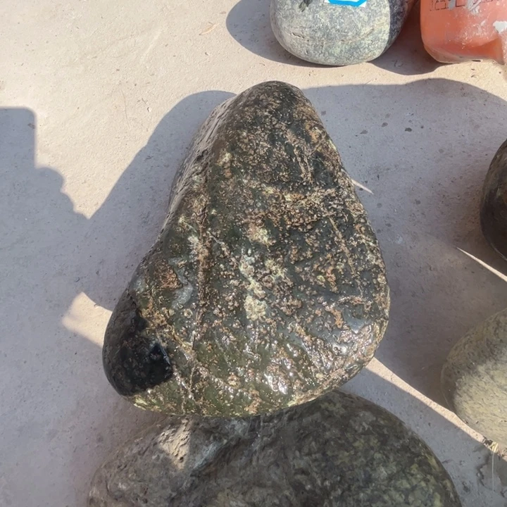 倍***赵蛇纹石玉未镶嵌把玩件7.5公斤