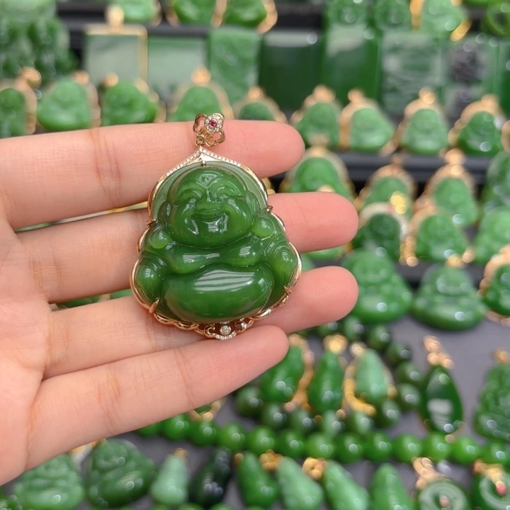 颈饰18K金镶嵌和田玉（碧玉）