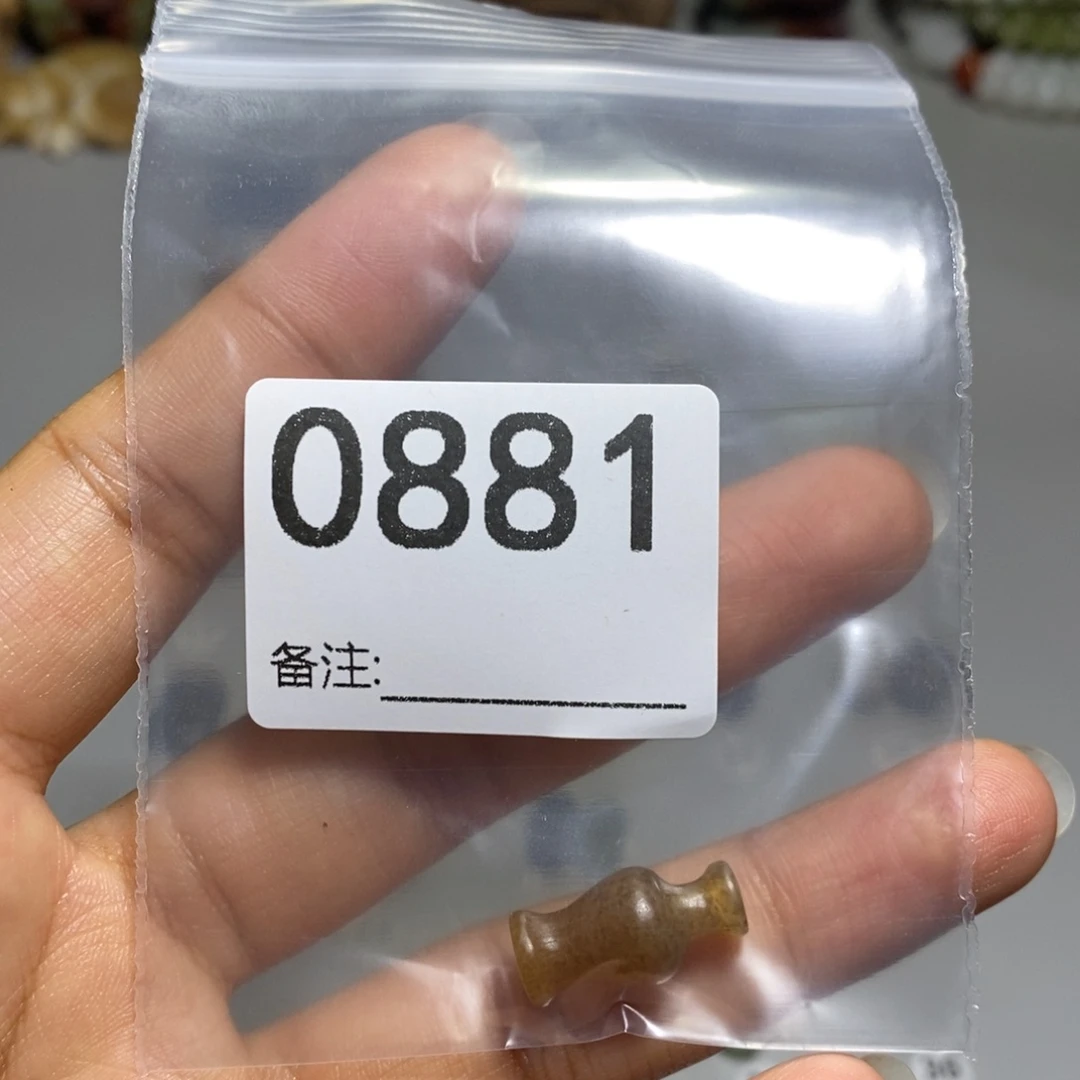 颈饰未镶嵌透闪石质玉时****梢