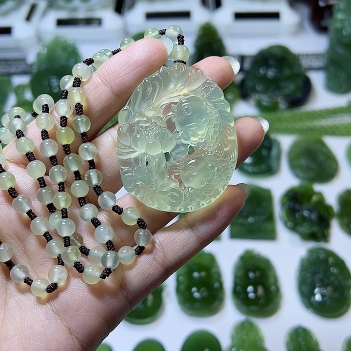 蛇纹石玉颈饰未镶嵌