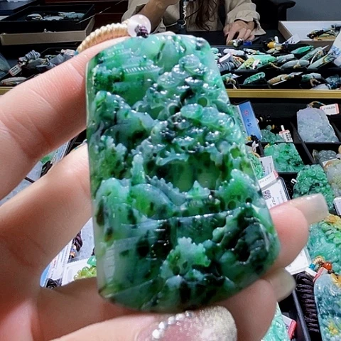 翡翠未镶嵌颈饰一个