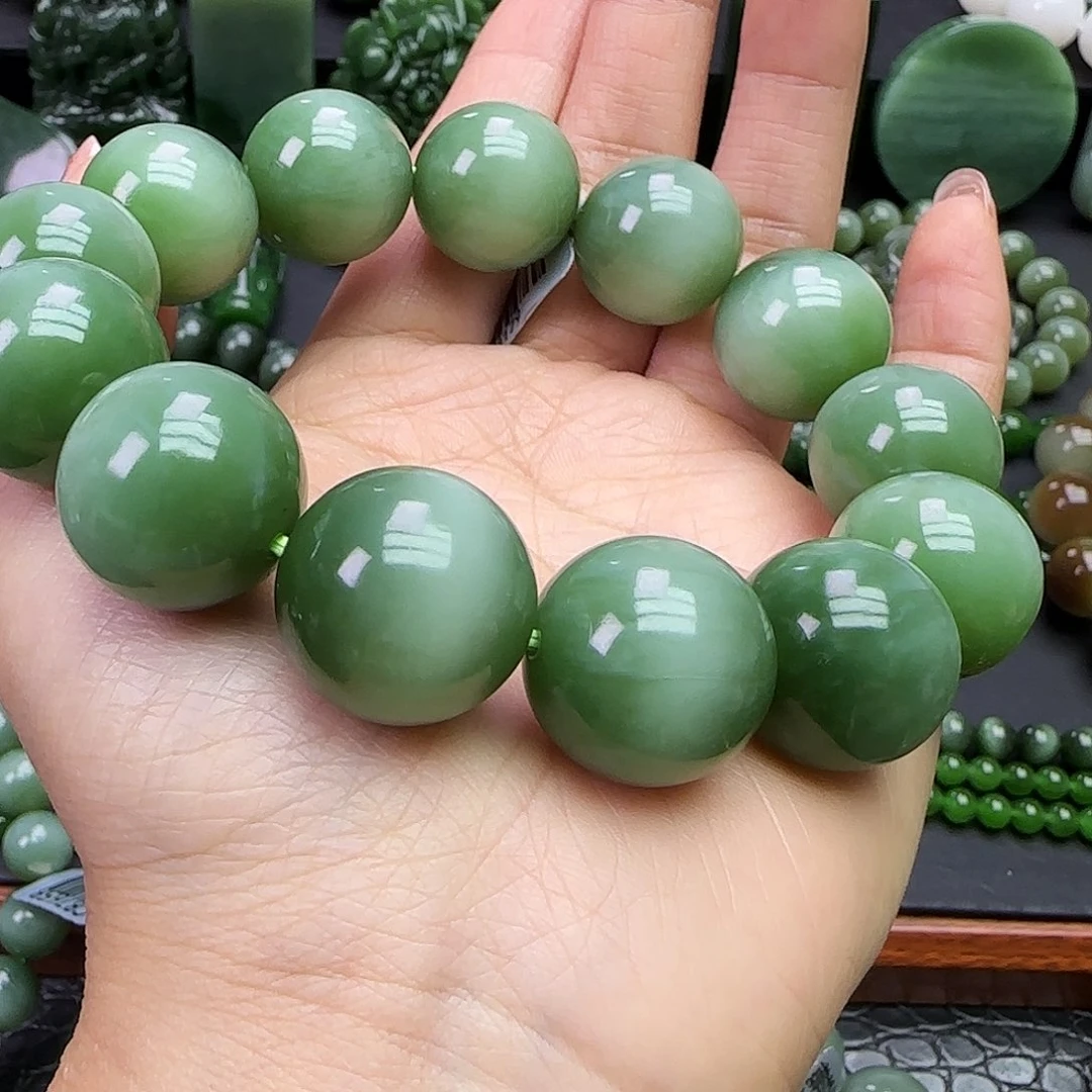 王***诗和田玉未镶嵌珠宝奇石