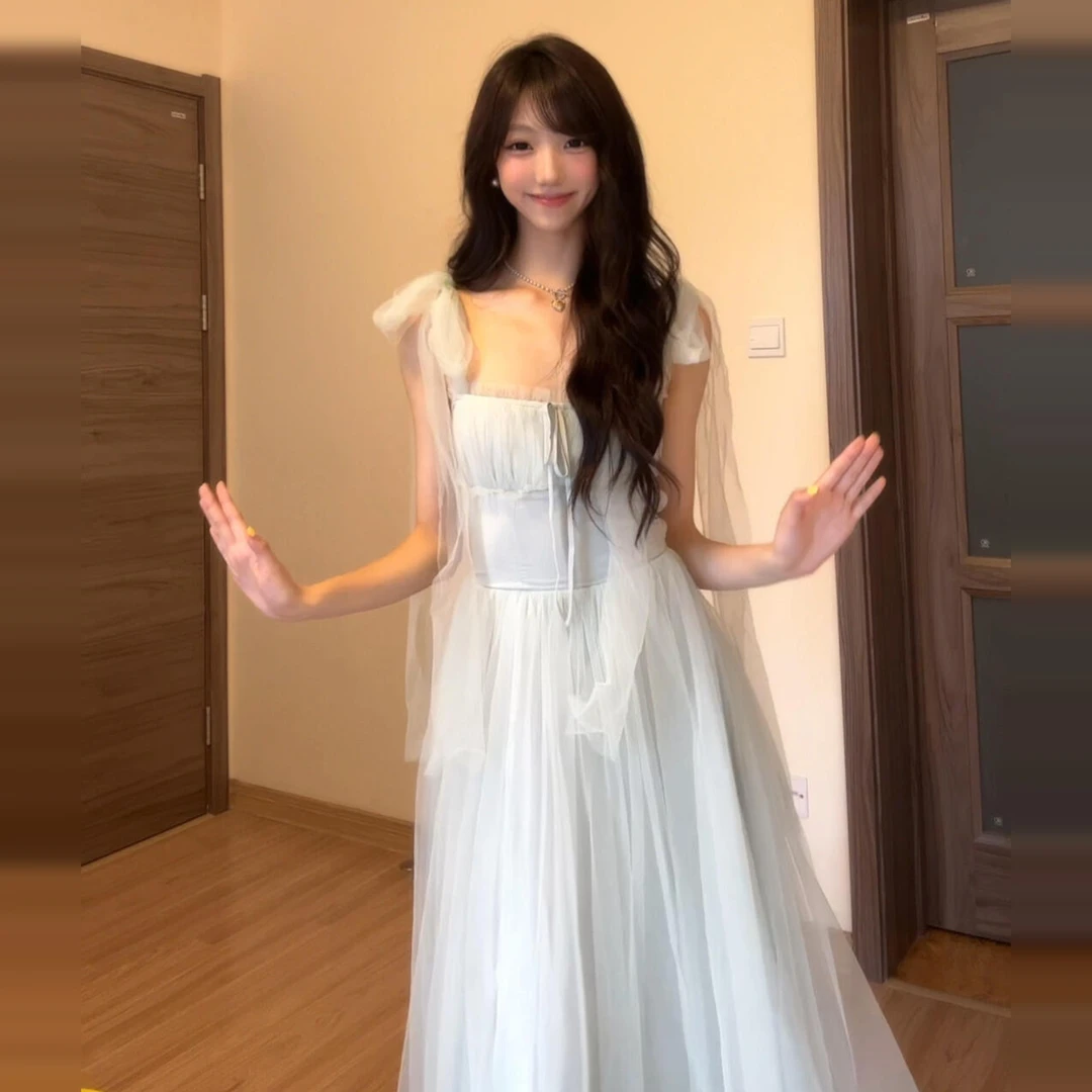 夏天2025年新款法式白色吊带连衣裙子女夏季海边度假收腰显瘦长裙