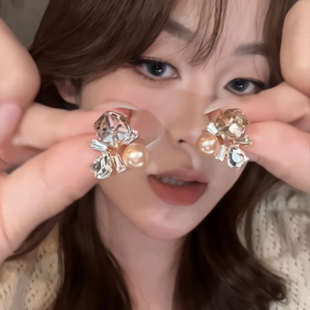 铜合金耳饰 秋冬香槟咖珠珠几何方糖锆石耳钉女2025新款耳环百搭