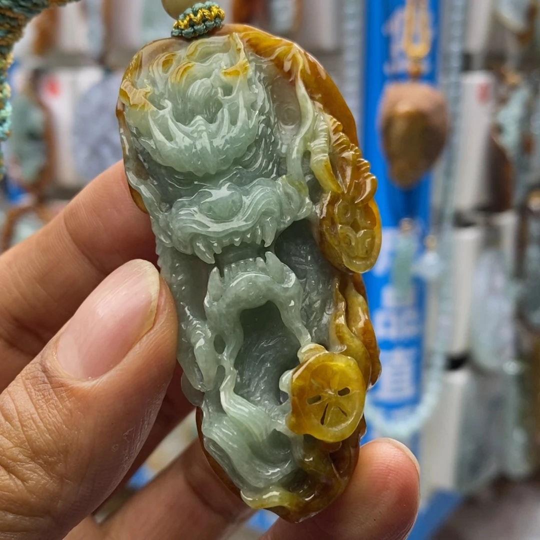 翡翠未镶嵌颈饰龙