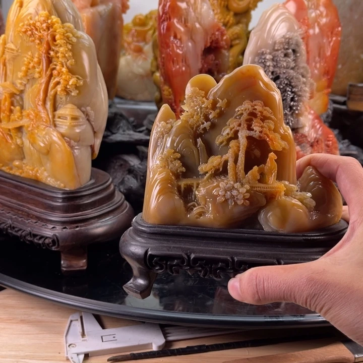 田黄石抱你访友摆件