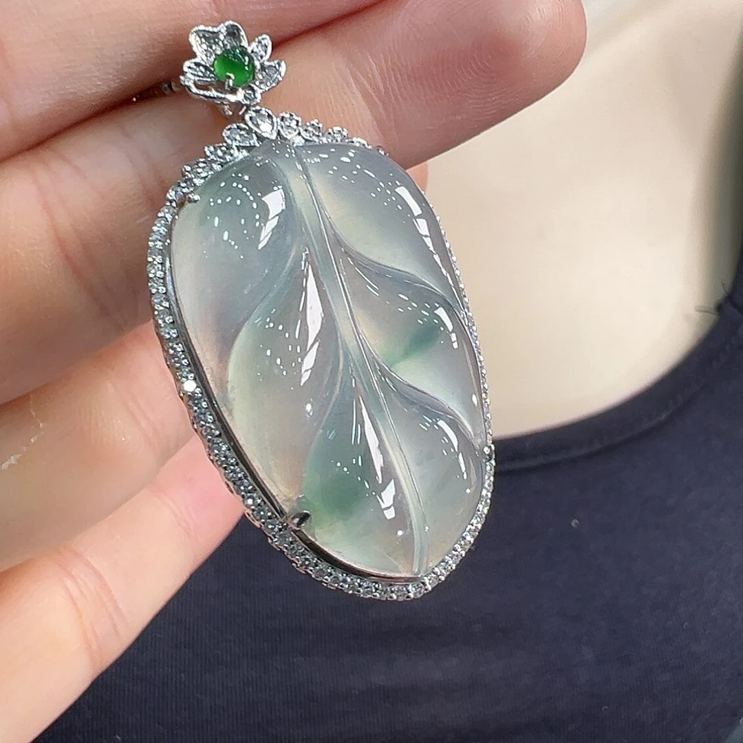 翡翠18K金镶嵌颈饰吊坠